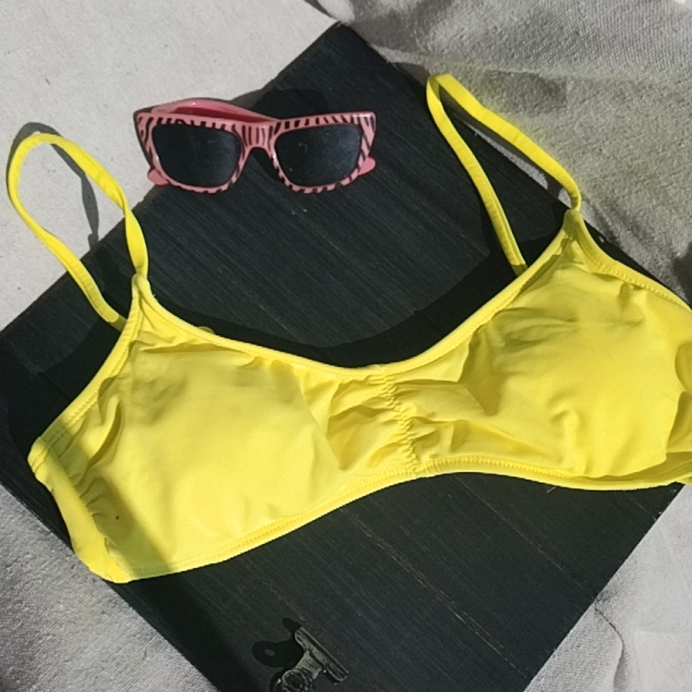 NEW No Boundaries Bright Yellow Bikini Top. Removable padding